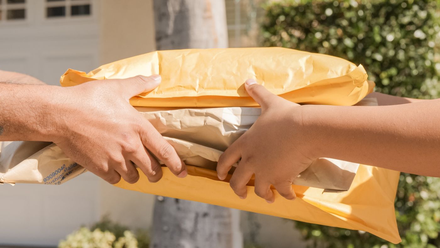 التسليم باليد